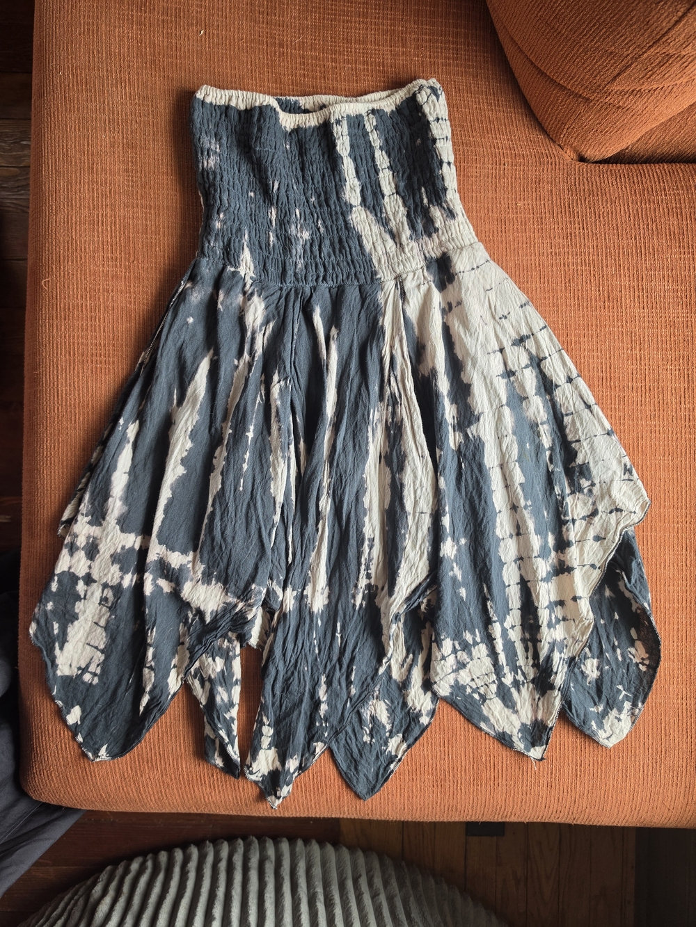 EARTHBOUND Gray & Cream Tie-Dye Strapless Handkerchief Hem Mini Dress